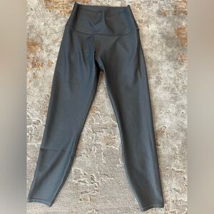 Ali 7/8 high waisted airlift legging. Color: Anthacite(dark grey). Worn twice.